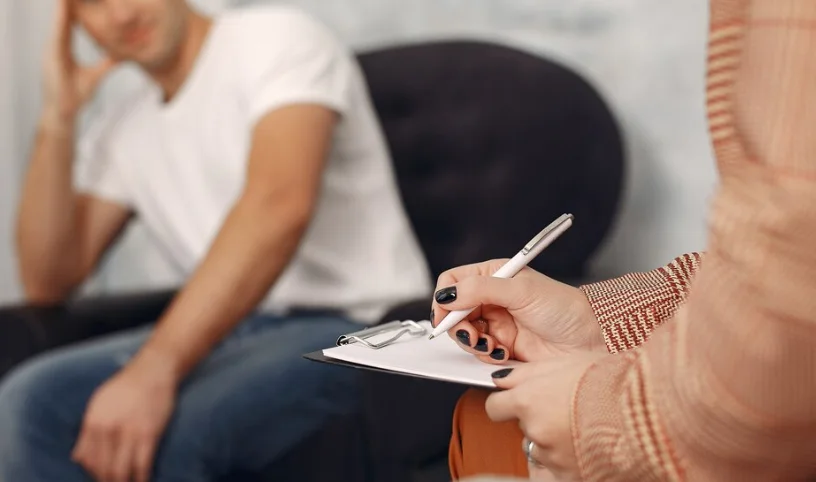 мужчина с психозом у психотерапевта